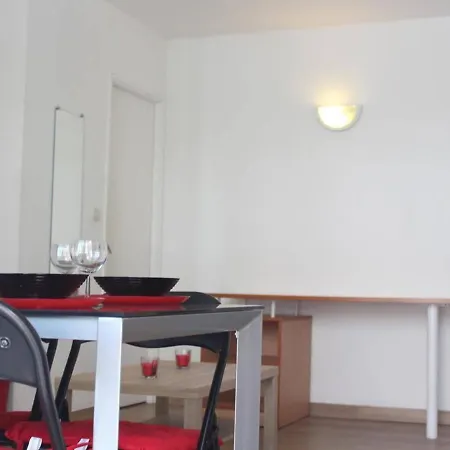 2 Pieces Avec Balcon, Piscine, Parking Et Wi-fi Aux Minimes, - Fr-1-246-273 *